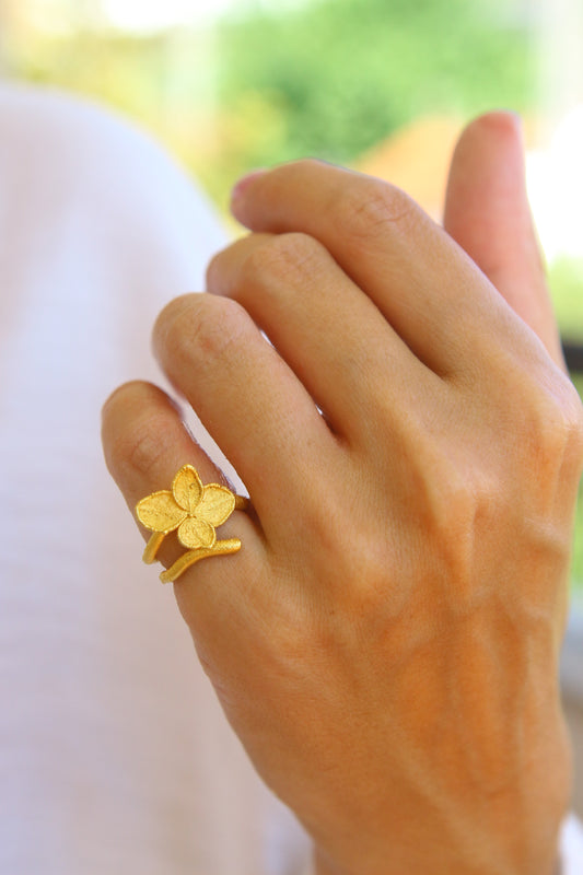 Anel com flor de hortensia