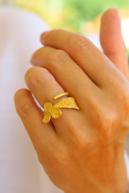 Anel com flor de hortensia