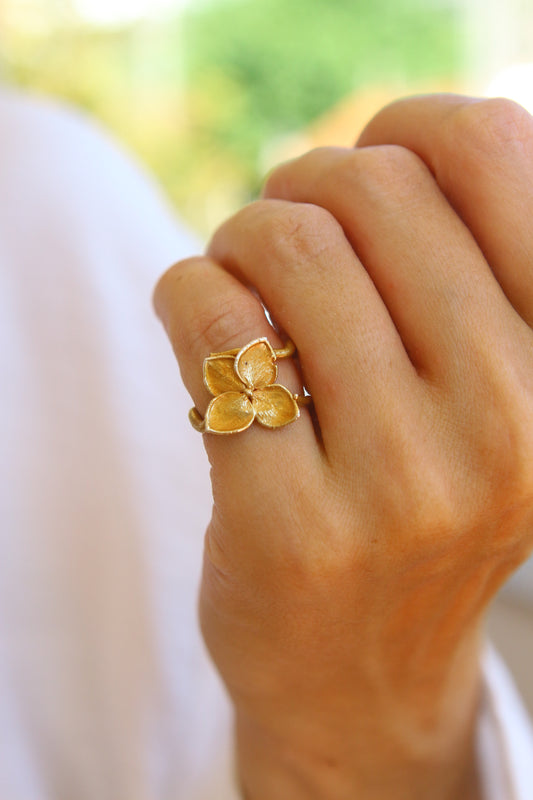 Anel com flor de hortensia