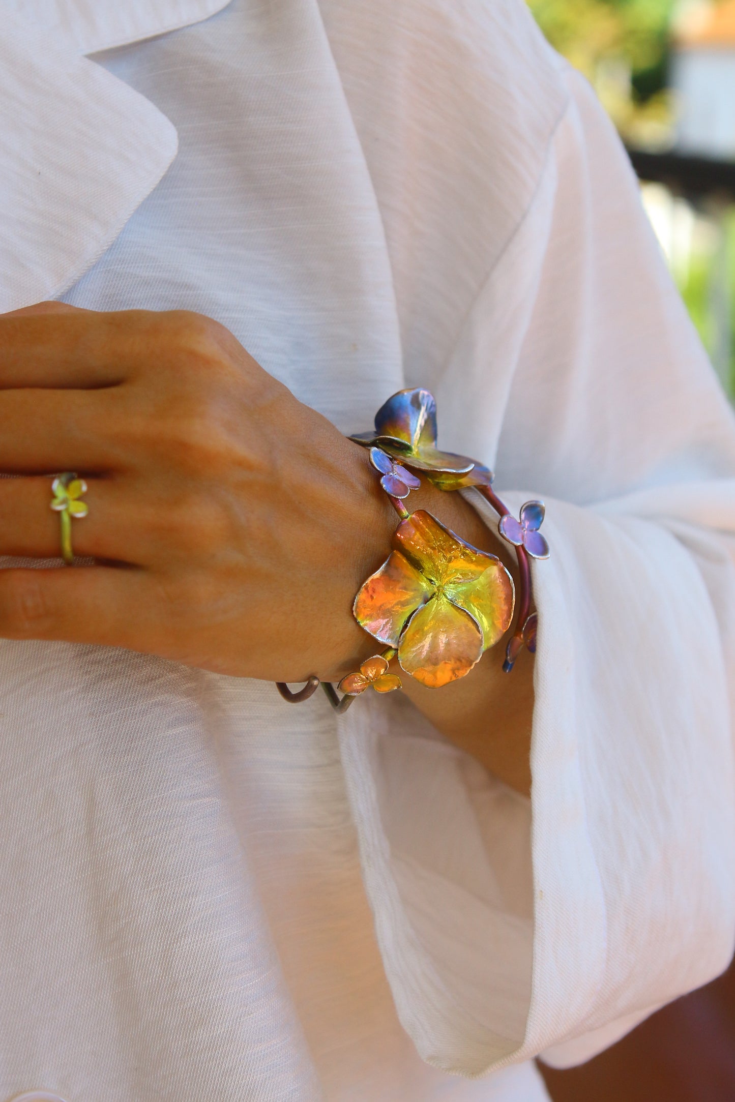 Pulseira com flores de hortensia