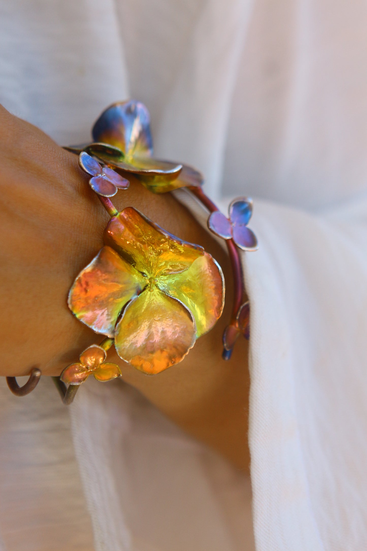 Pulseira com flores de hortensia