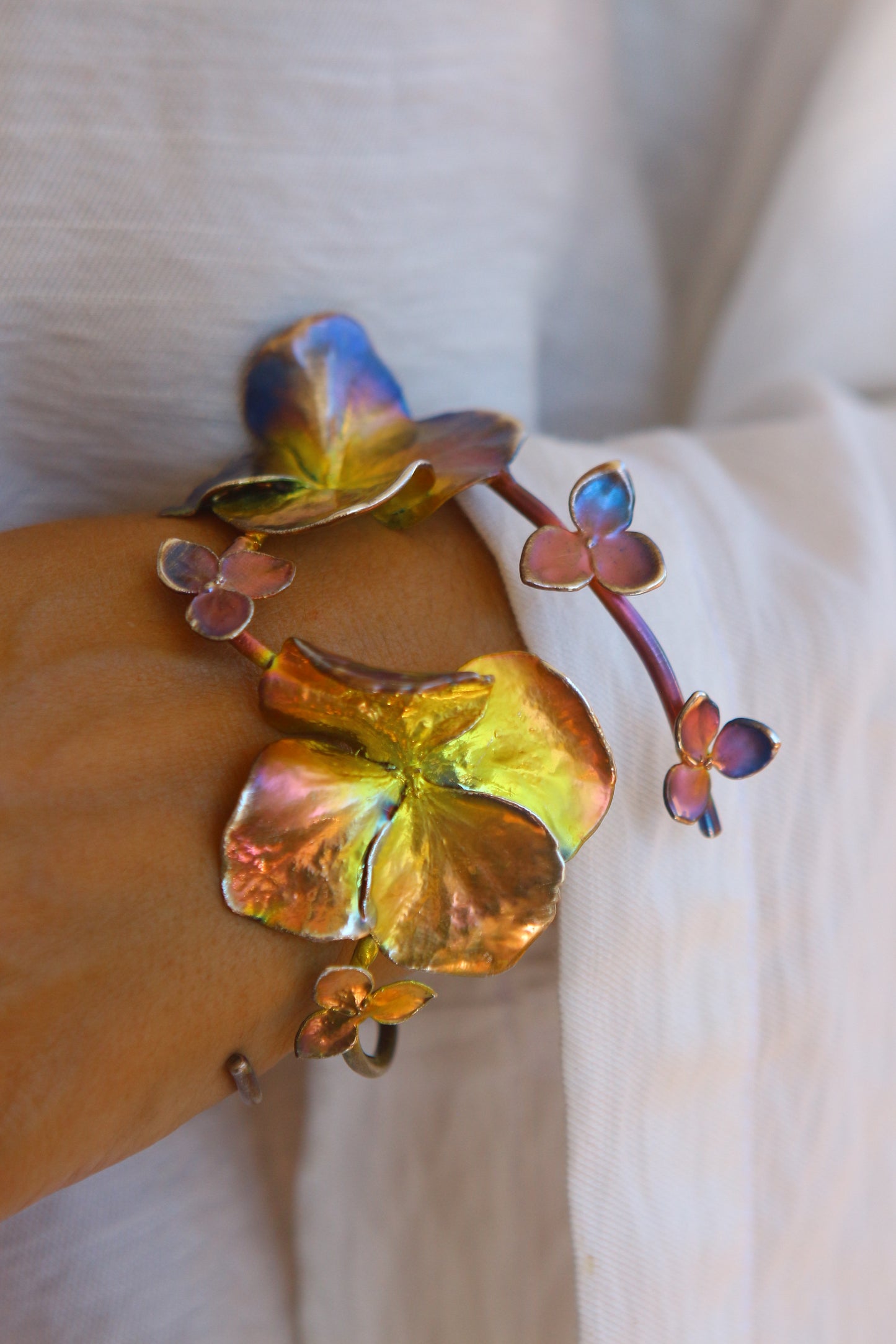 Pulseira com flores de hortensia