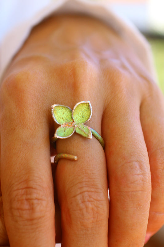 Anel com flor de hortensia