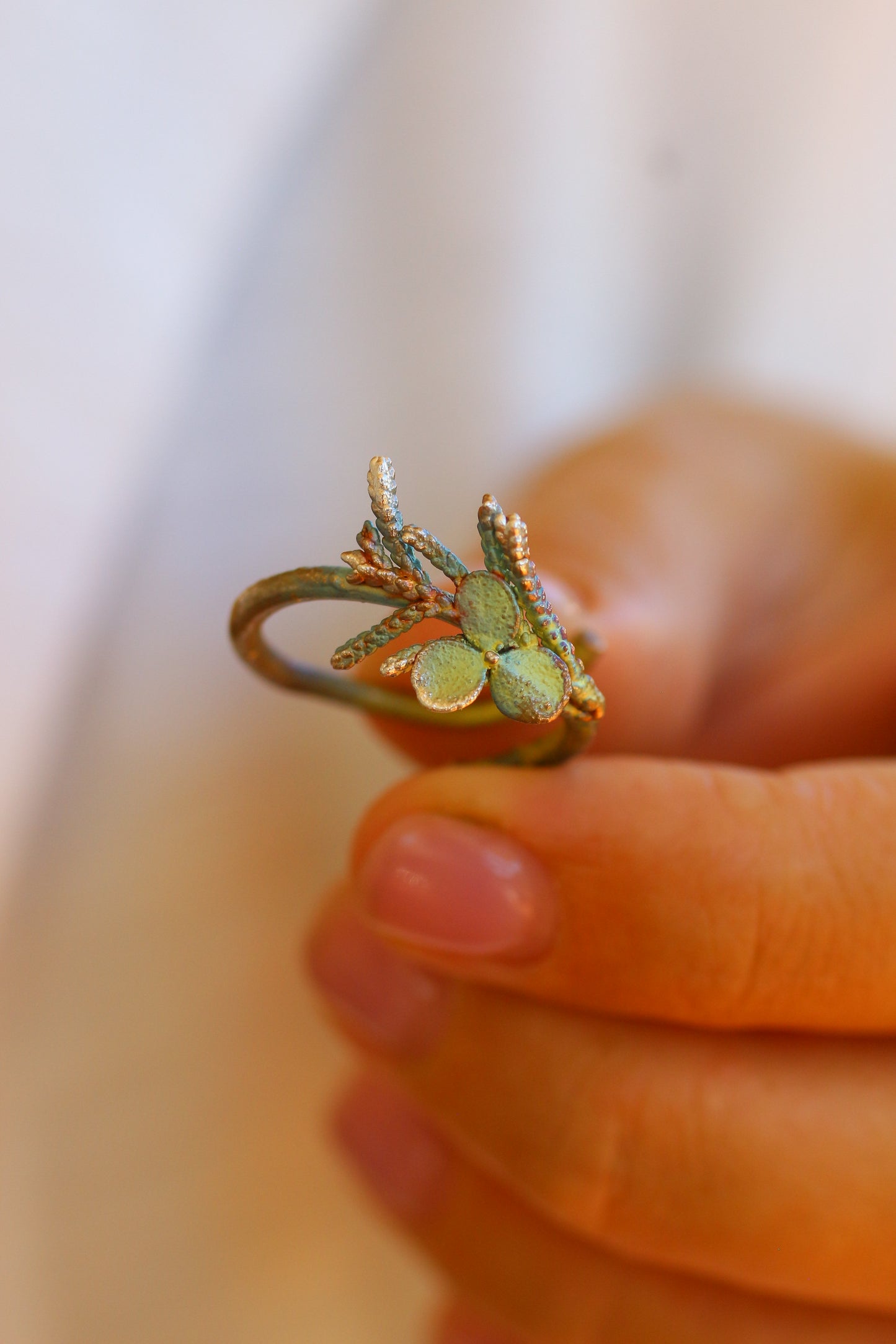 Anel com flor de hortensia