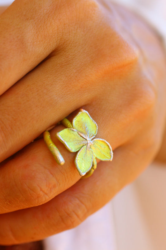 Anel com flor de hortensia