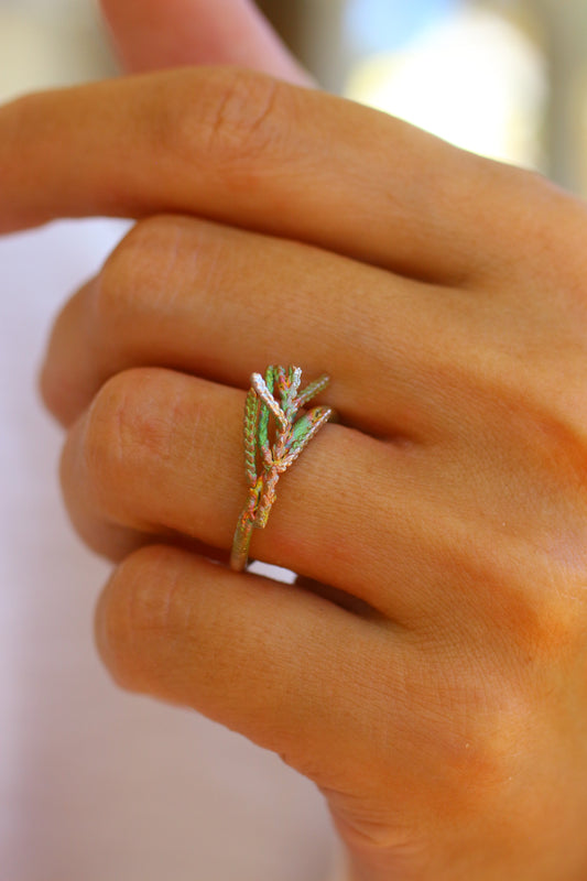 Anel com ramos de tuia