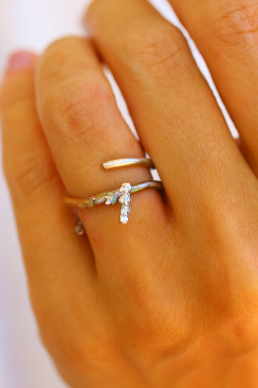 Anel com ramos de tuia