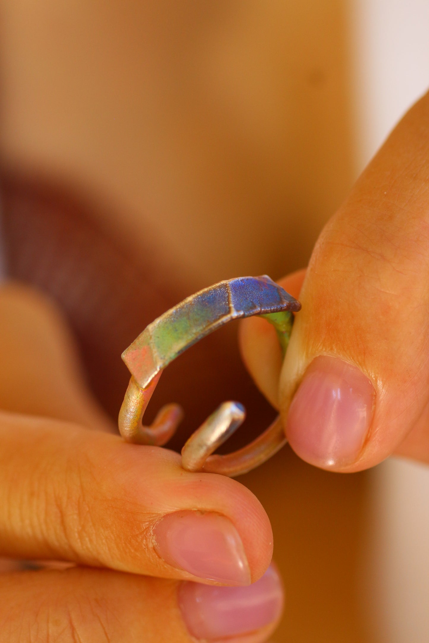 Anel com fragmento de folha