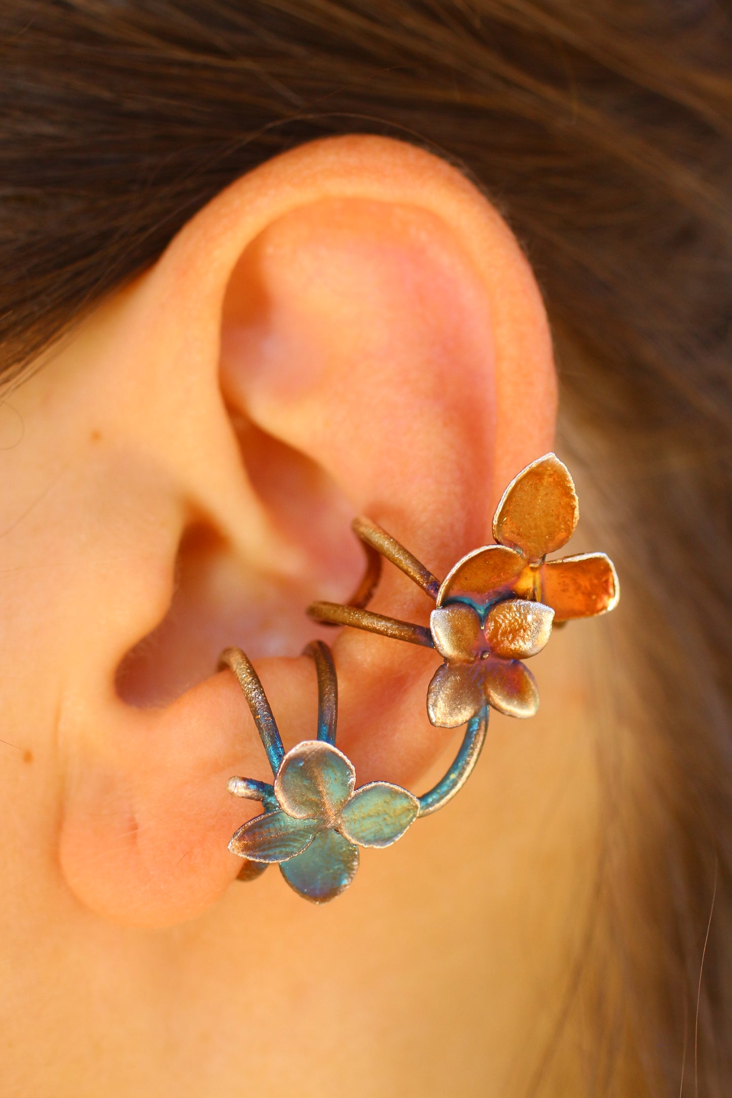 Ear cuff com flor de hortensia