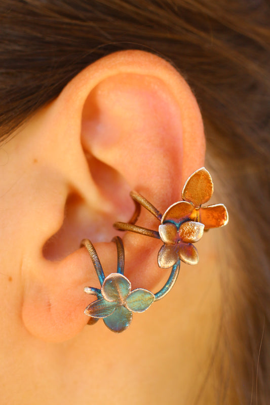 Ear cuff com flor de hortensia