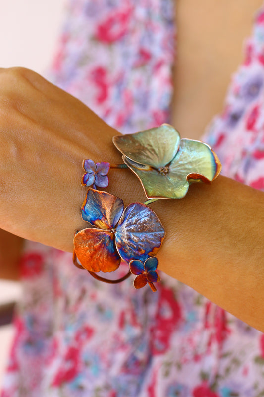 Pulseira com flores de hortensia