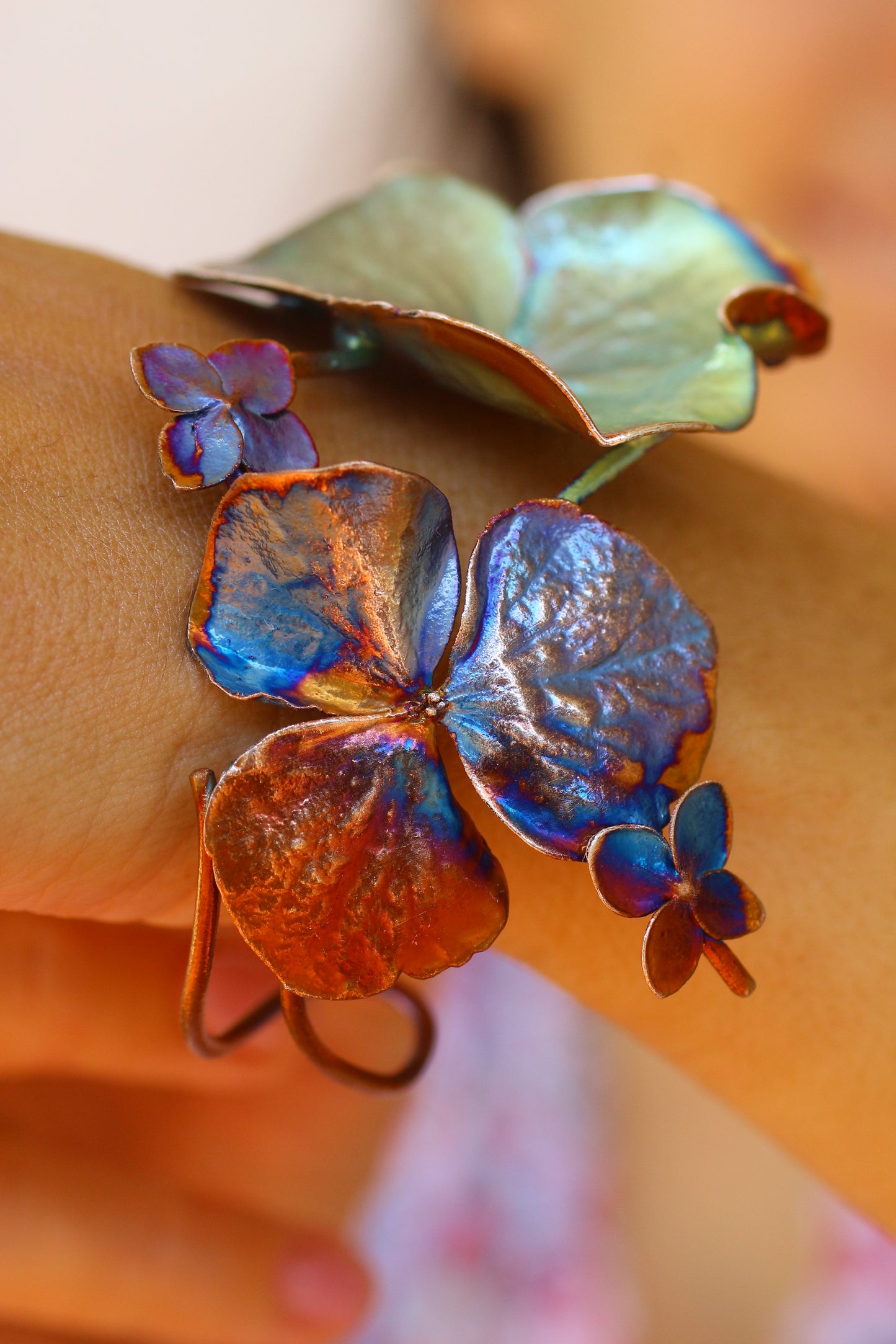 Pulseira com flores de hortensia
