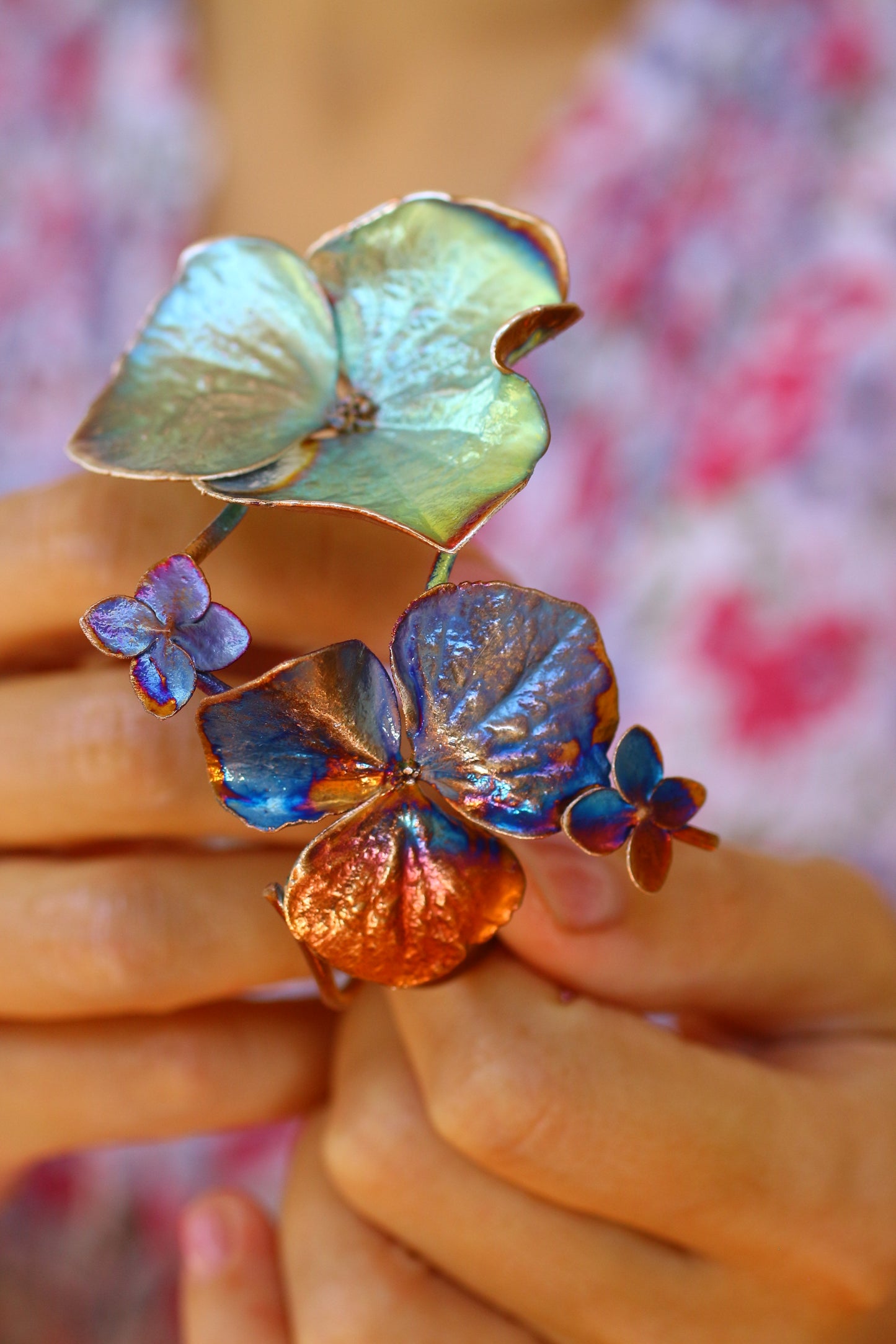 Pulseira com flores de hortensia