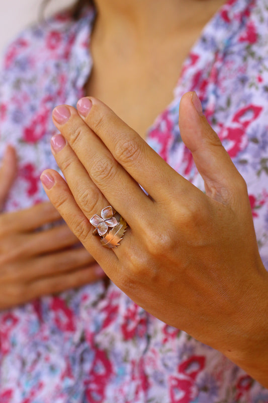 Dois aneis florais com hortensia e folha de tagetes