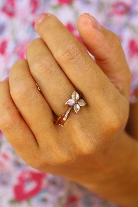 Anel com flor de hortensia