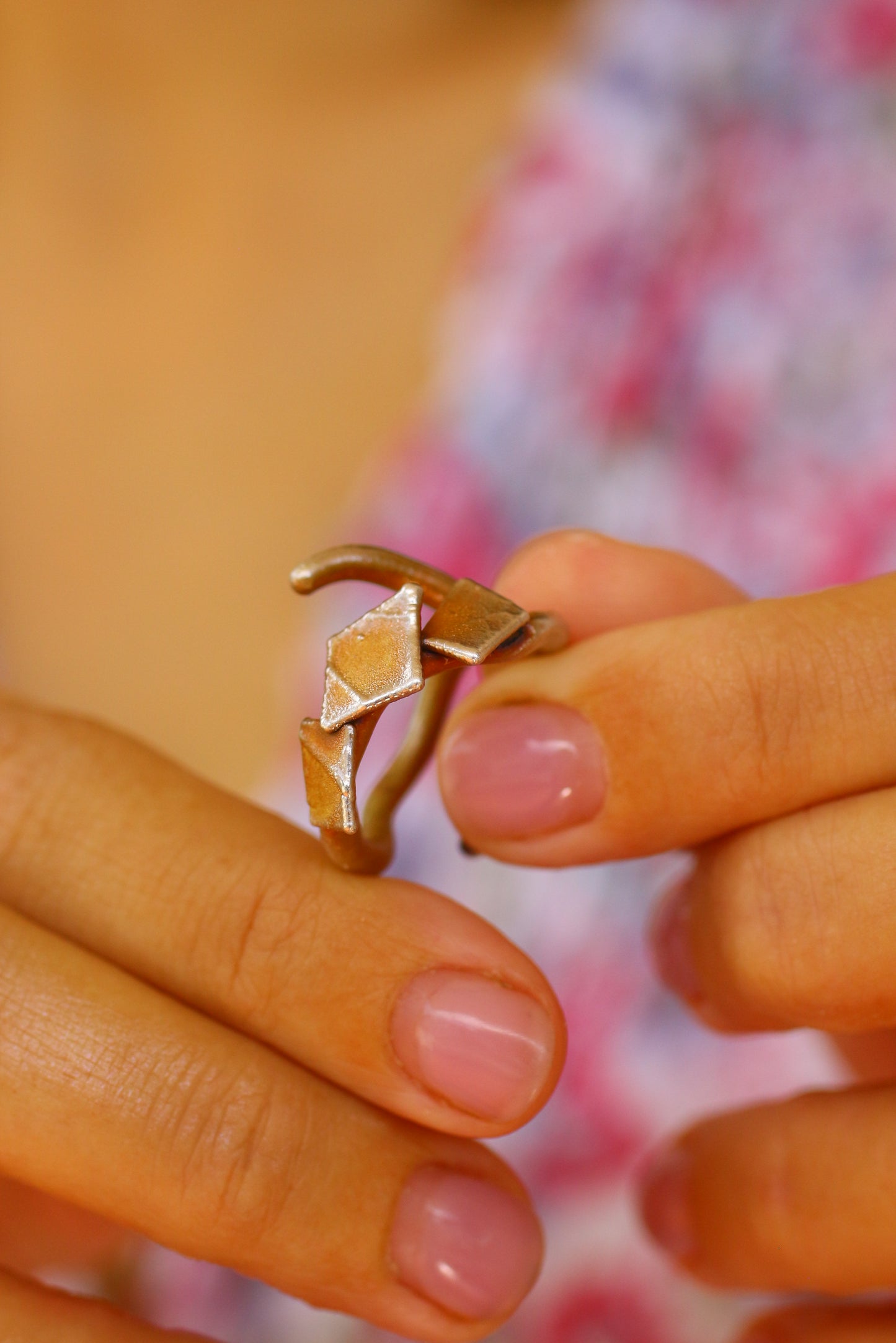 Anel com fragmento de folha