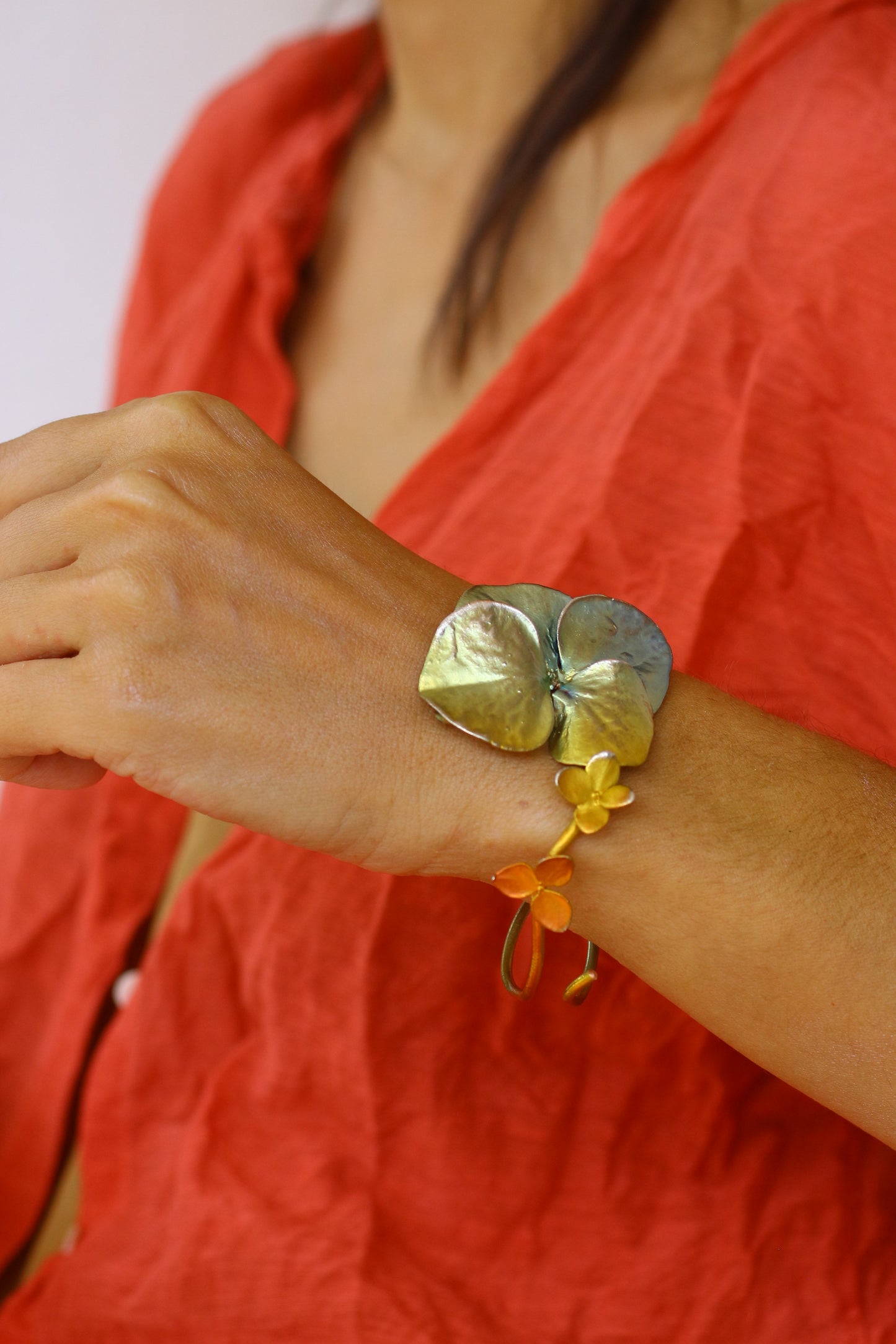 Pulseira com flores de hortensia