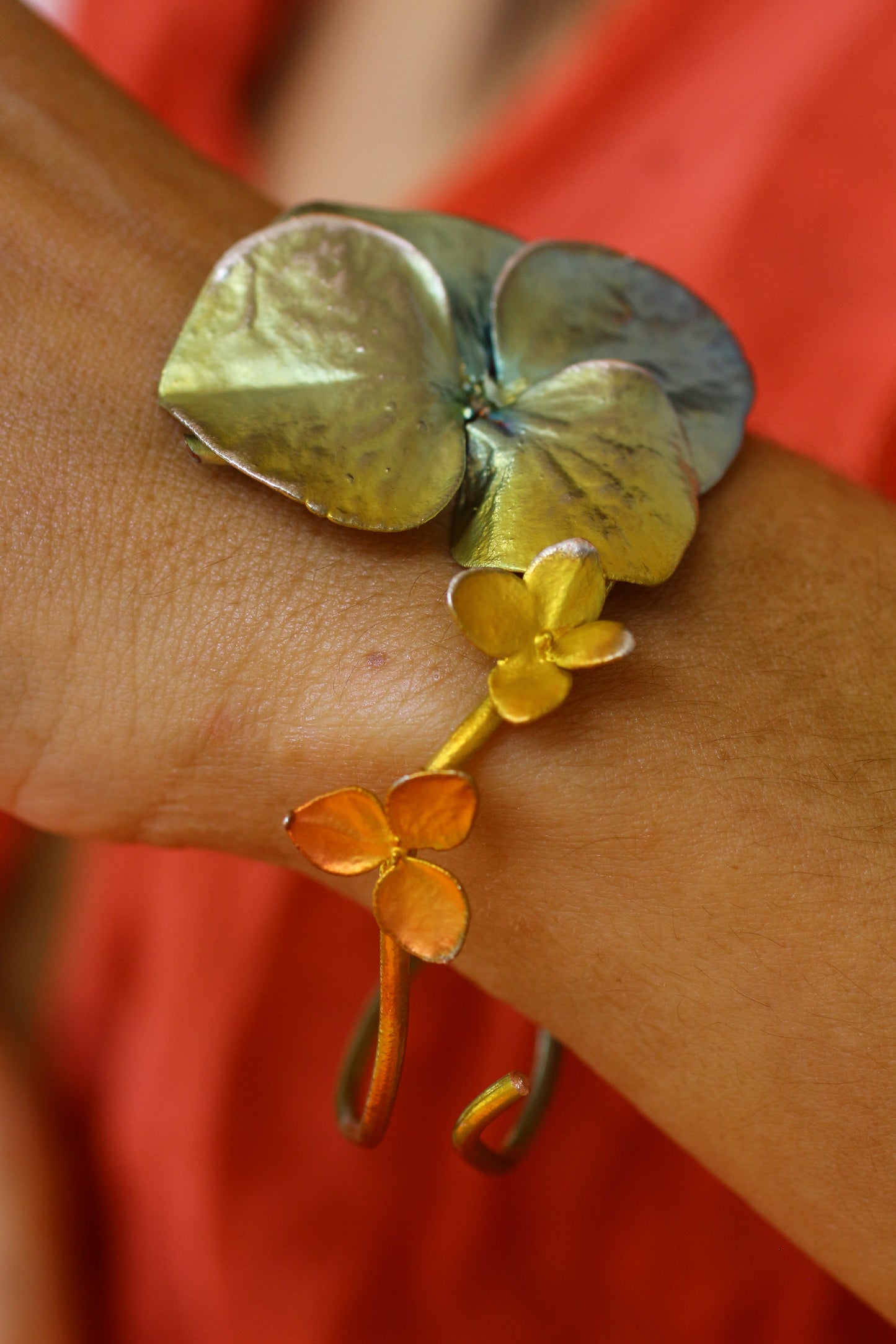 Pulseira com flores de hortensia