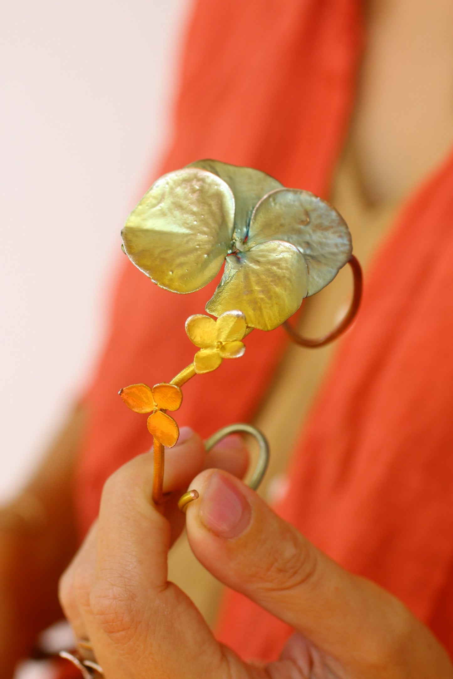 Pulseira com flores de hortensia