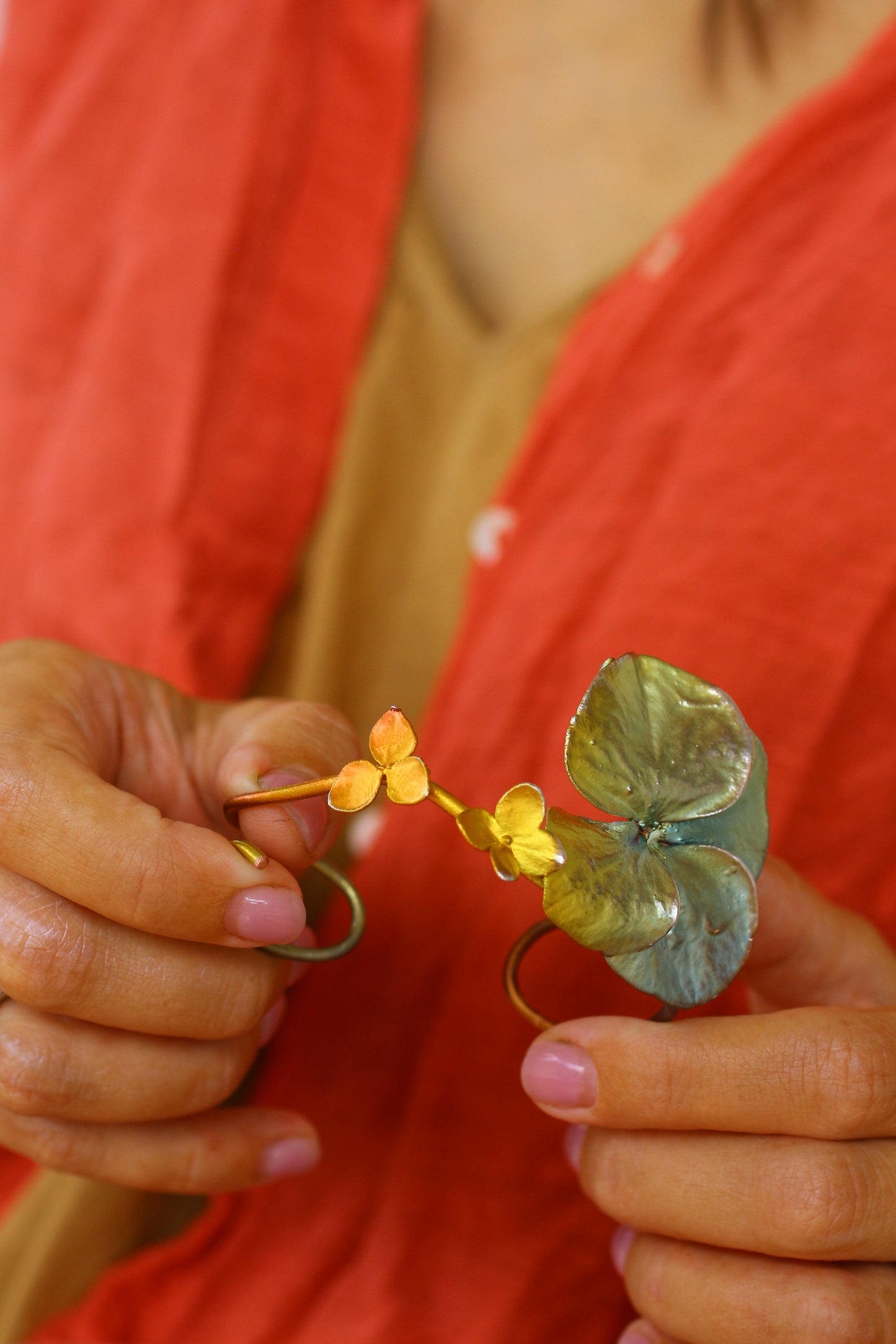 Pulseira com flores de hortensia