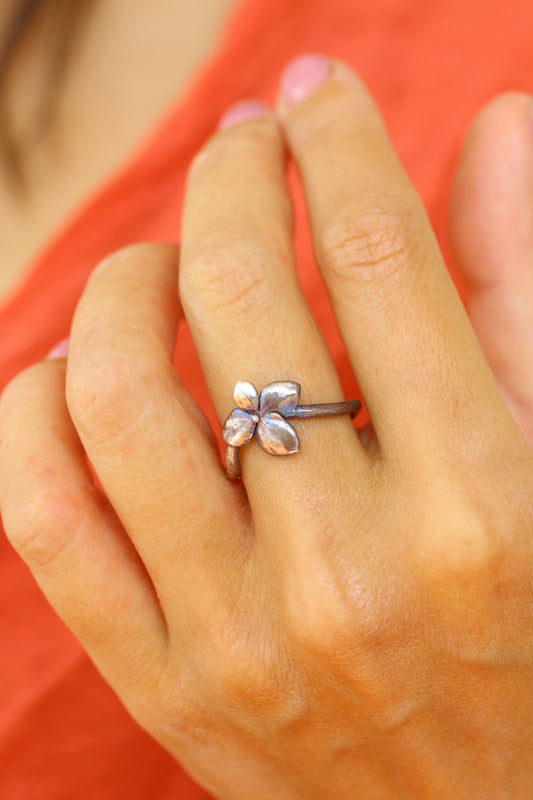 Anel com flor de hortensia