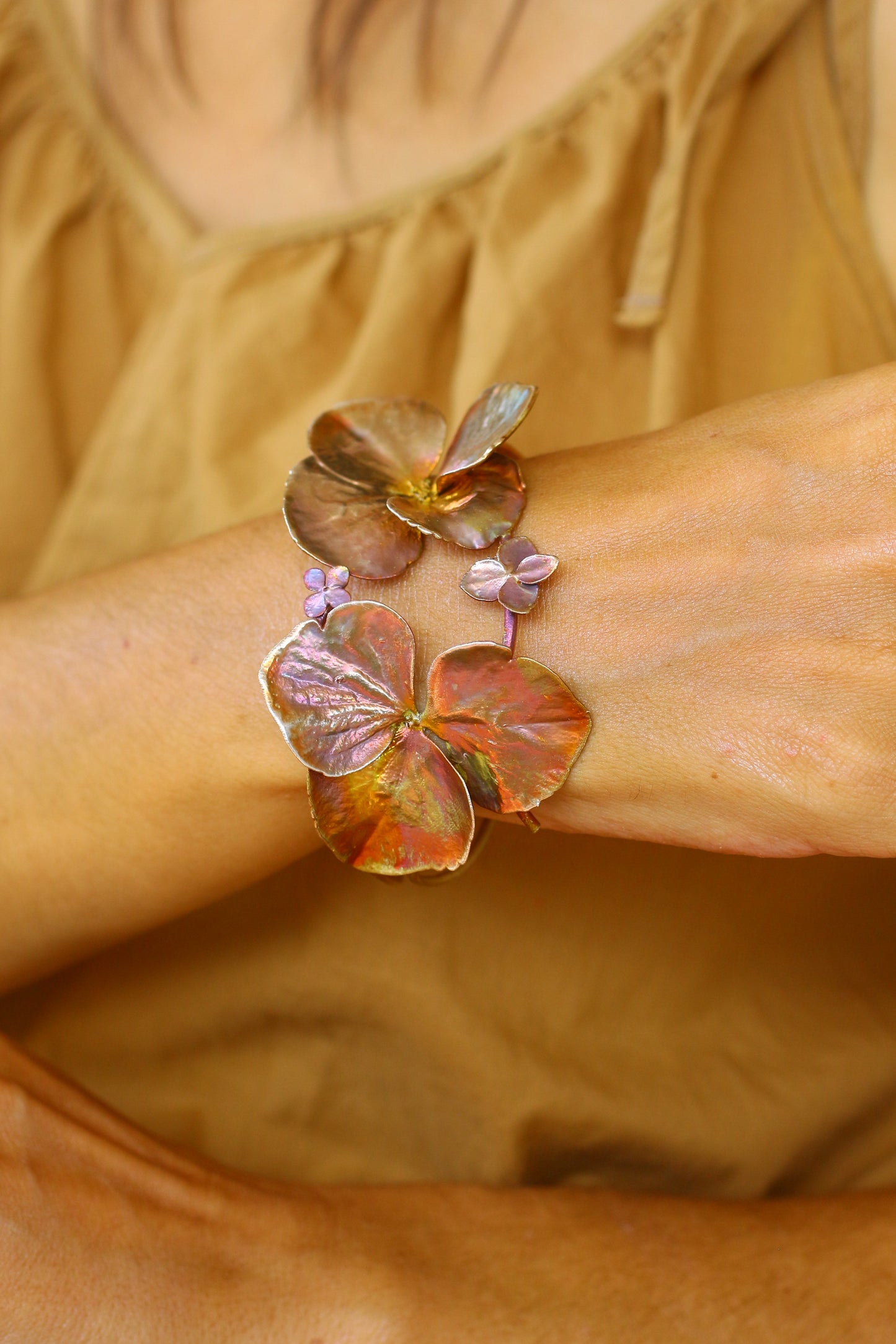 Pulseira com flores de hortensia