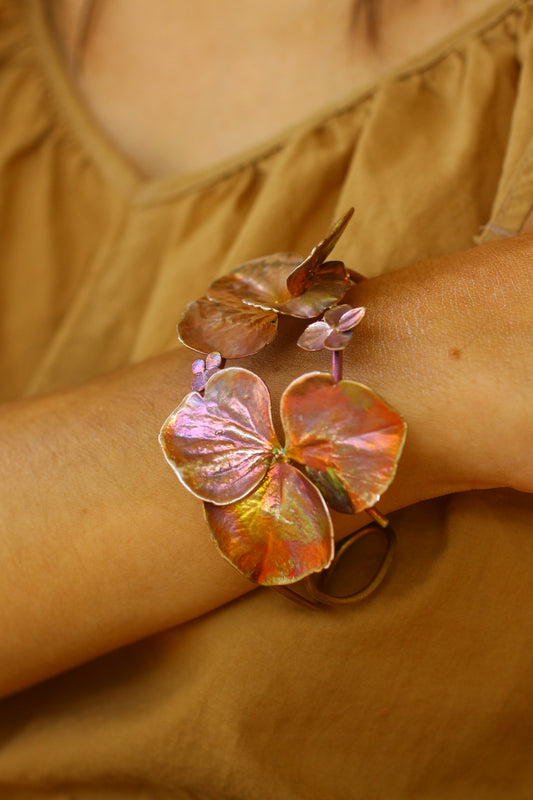 Pulseira com flores de hortensia