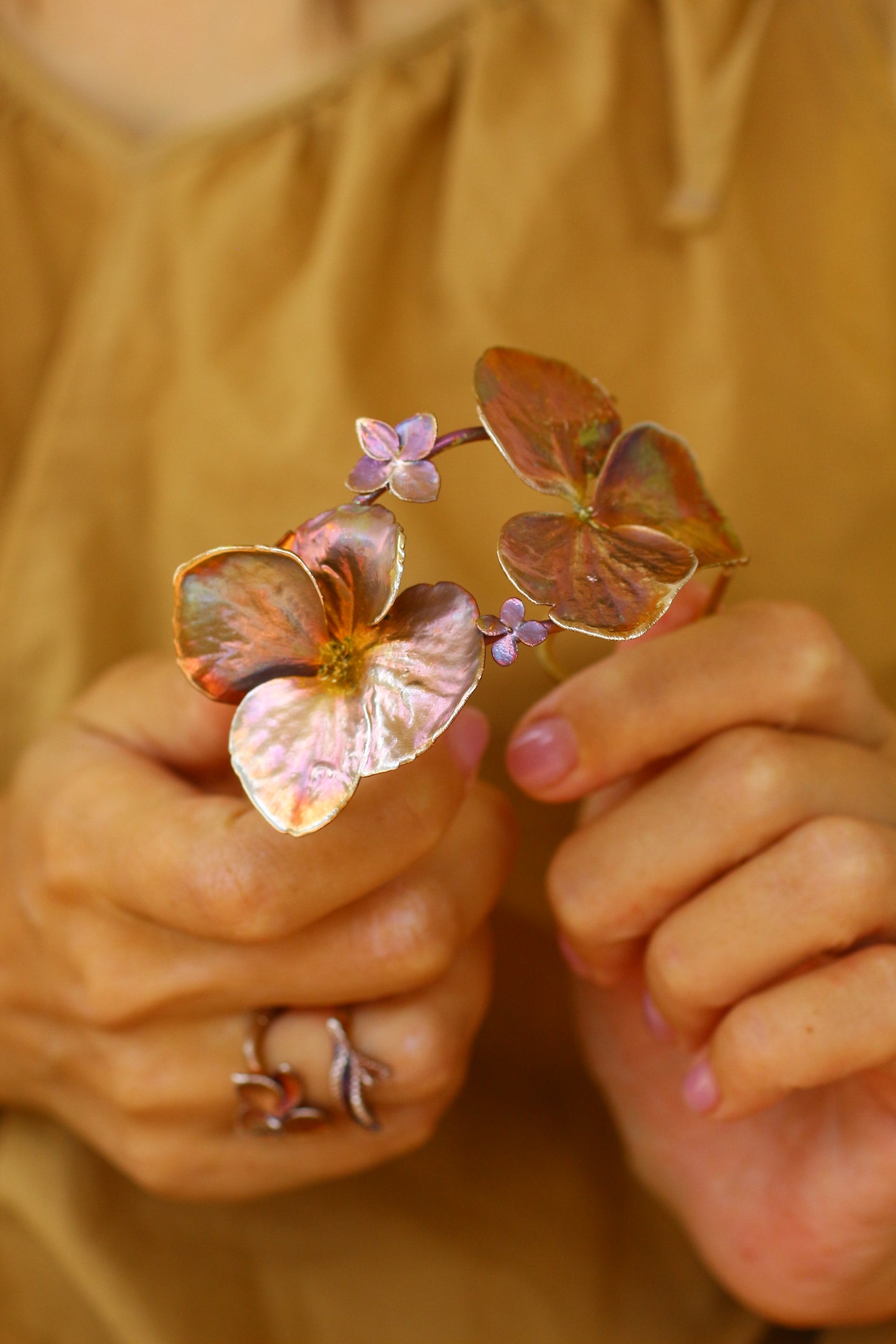 Pulseira com flores de hortensia