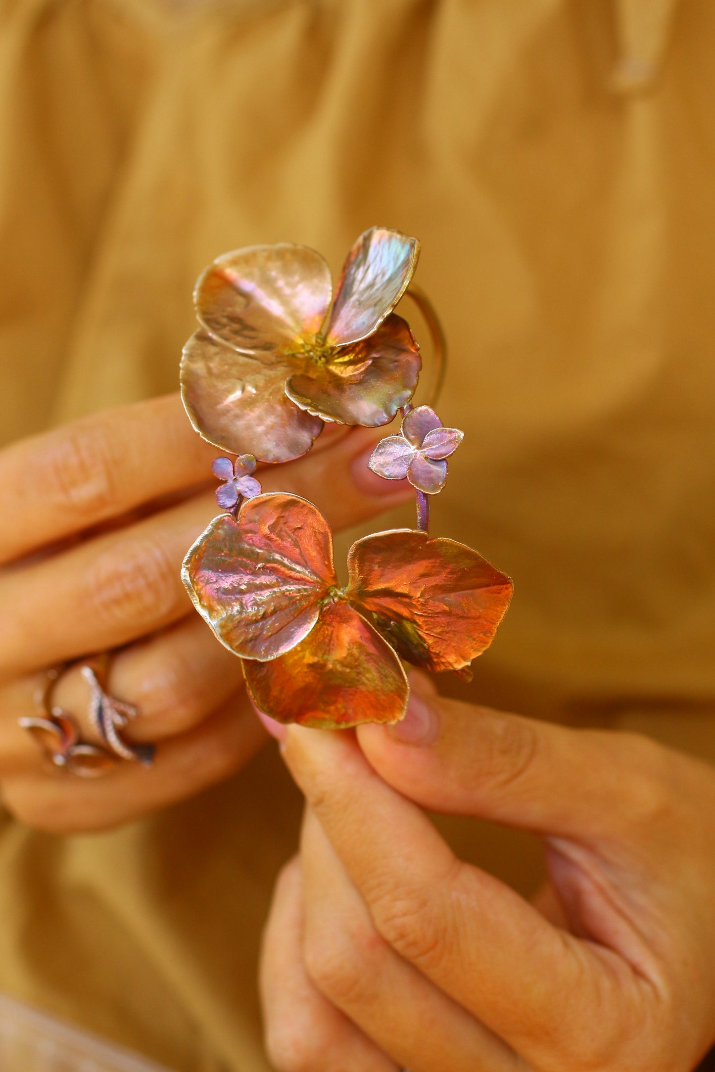 Pulseira com flores de hortensia