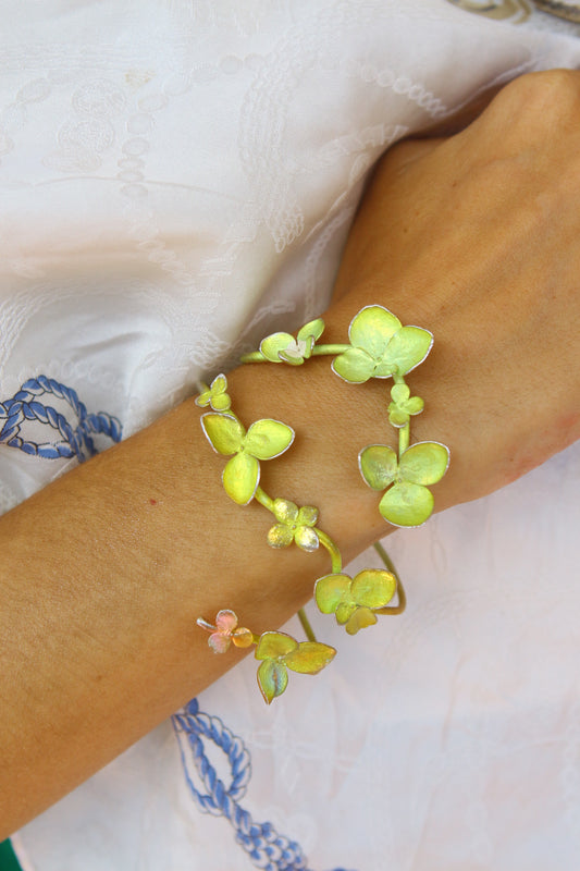 Pulseira com flores de hortensia