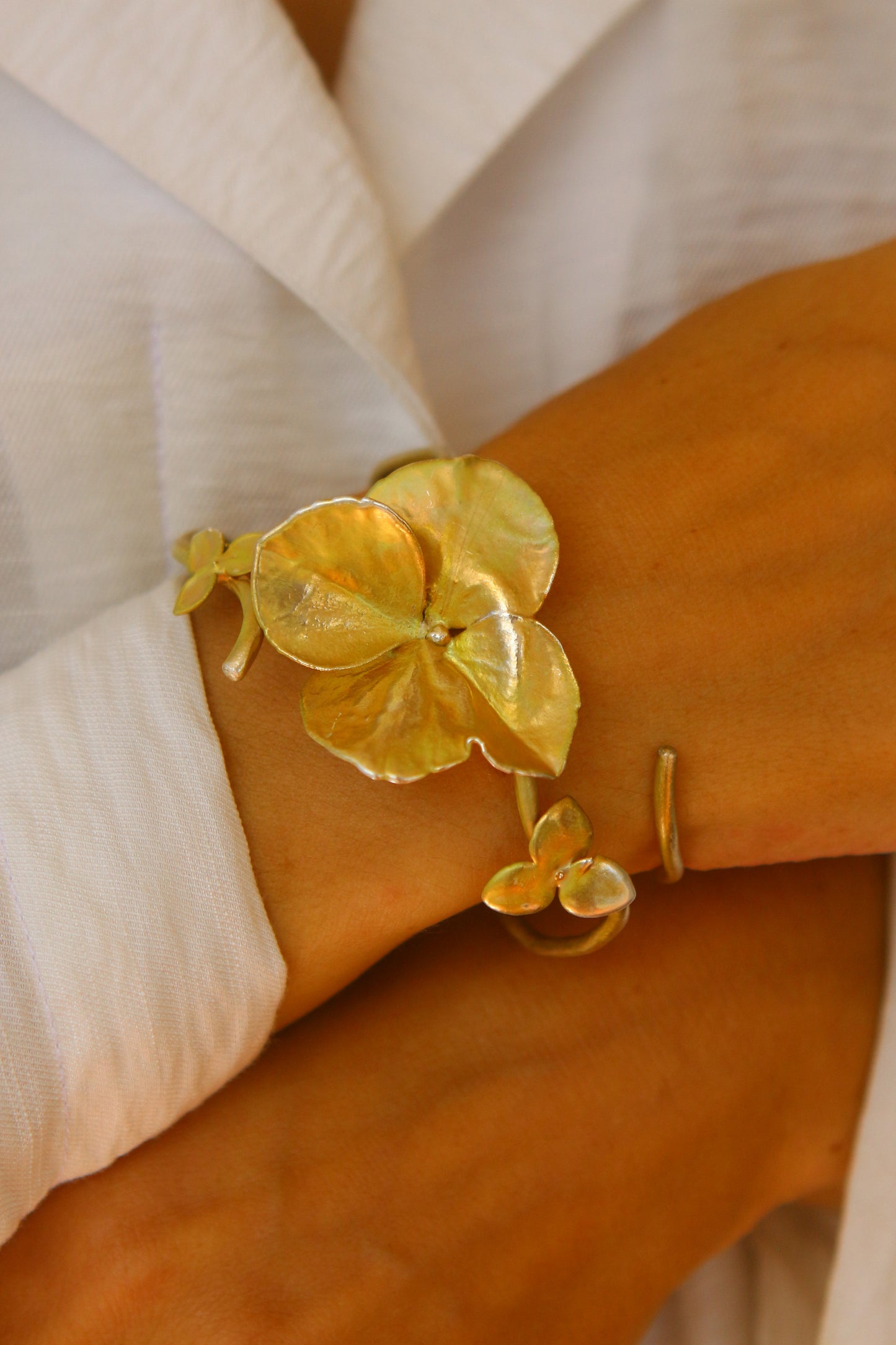 Pulseira com flores de hortensia