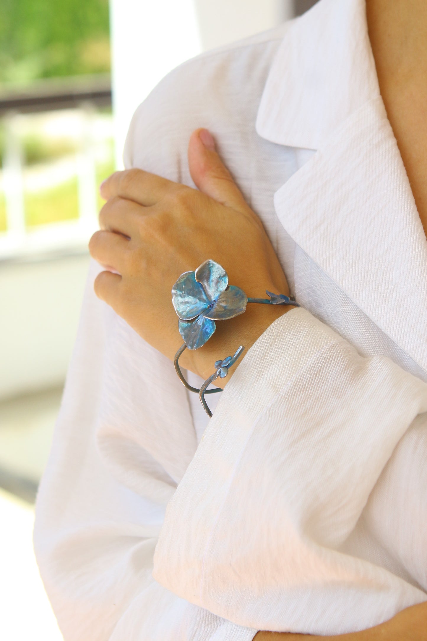 Pulseira com flores de hortensia