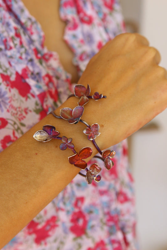 Pulseira com flores de hortensia