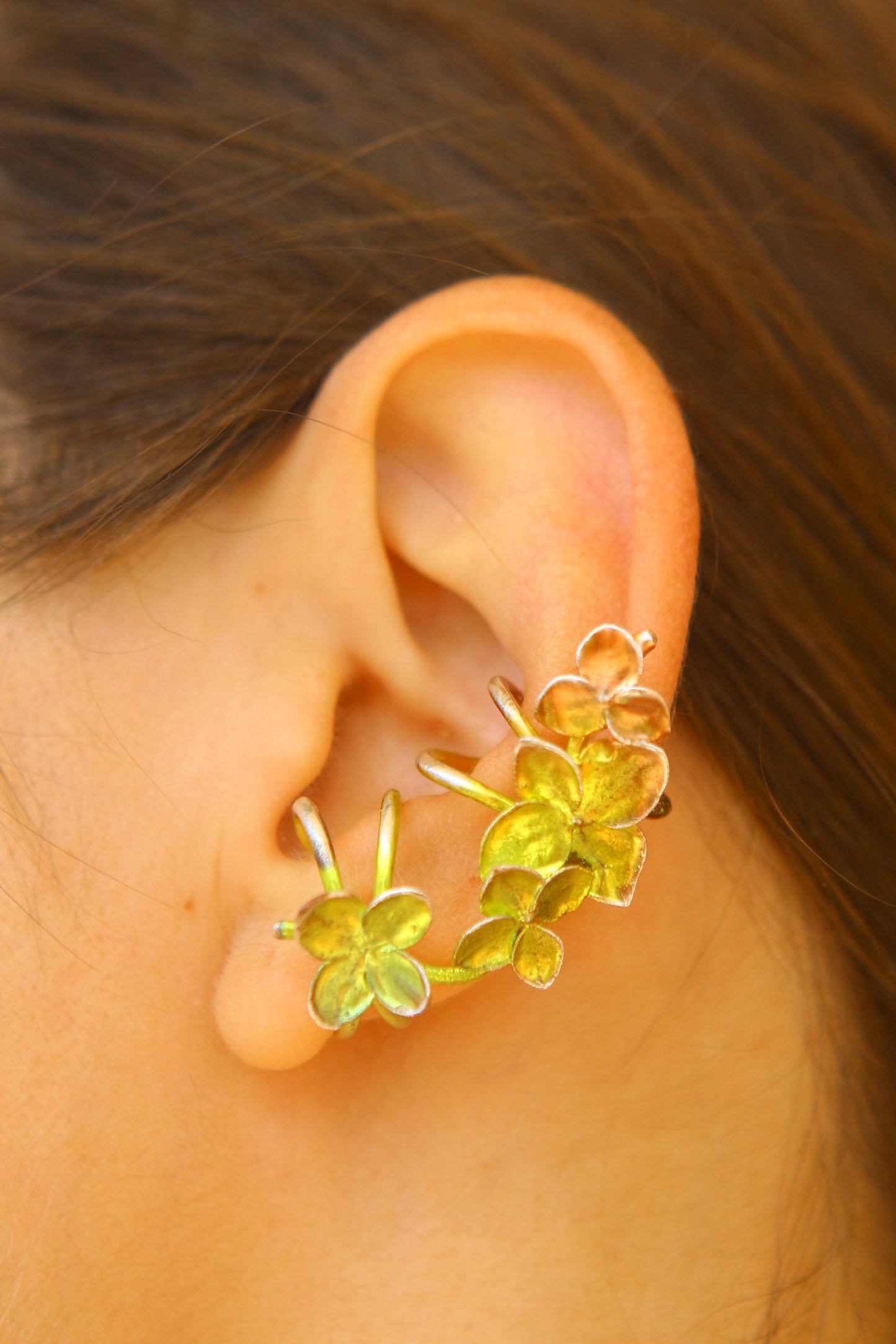 Ear cuff com flor de hortensia