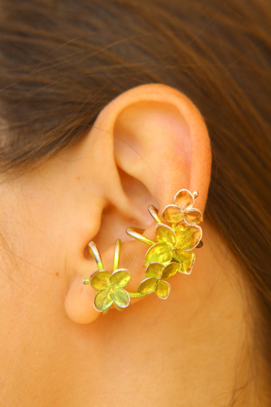 Ear cuff com flor de hortensia