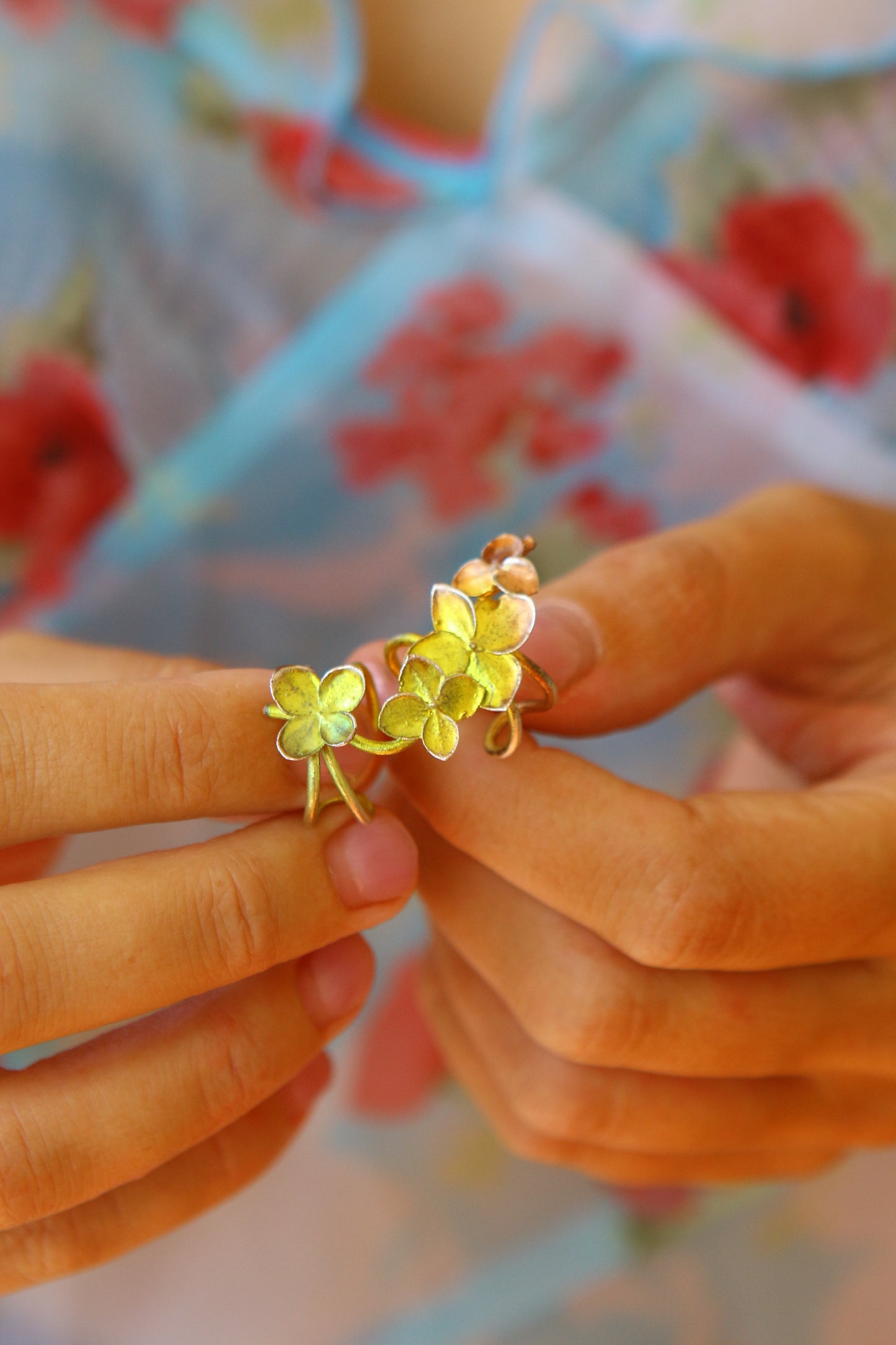 Ear cuff com flor de hortensia