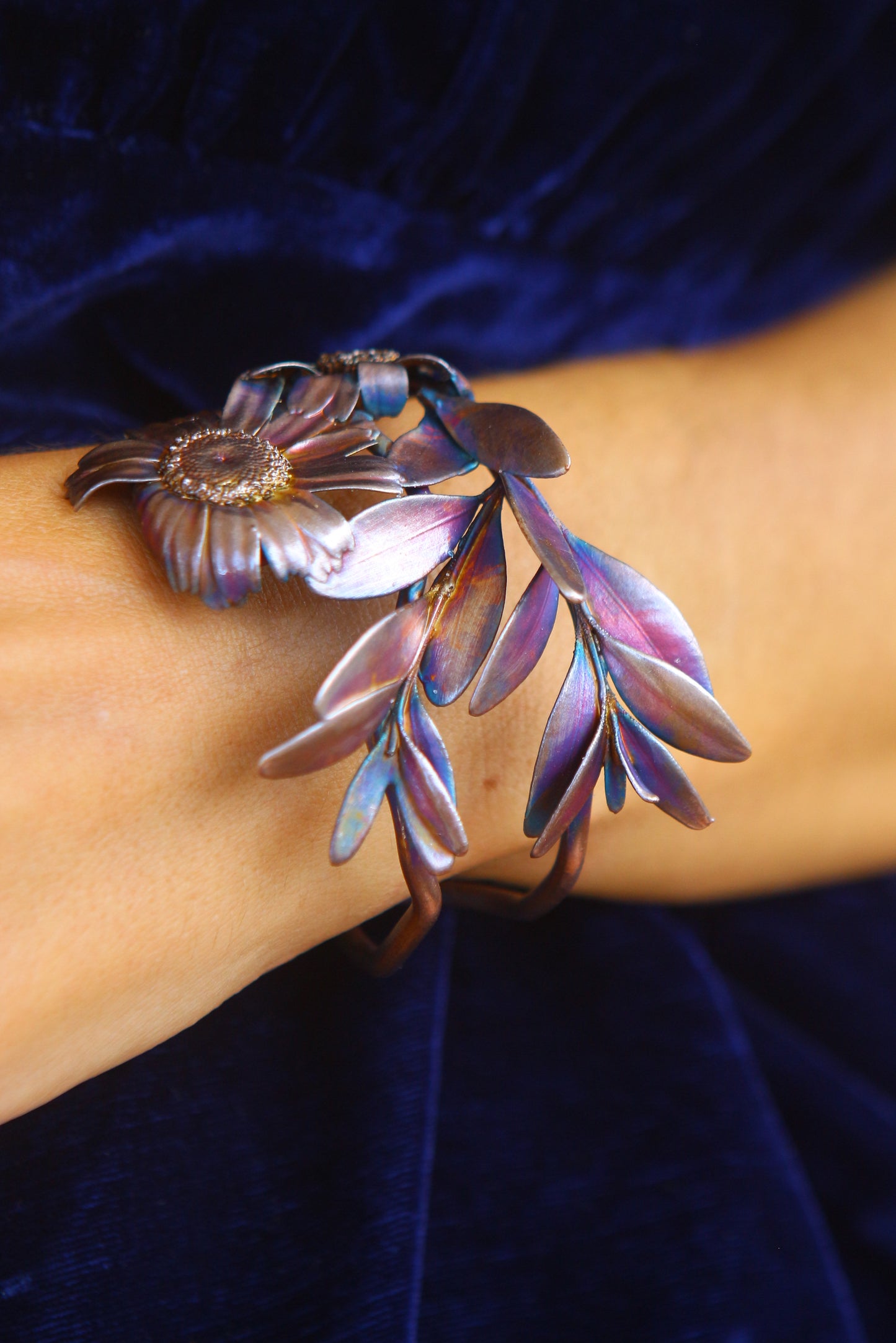 Pulseira com flores portuguesas e raminhos de buxo