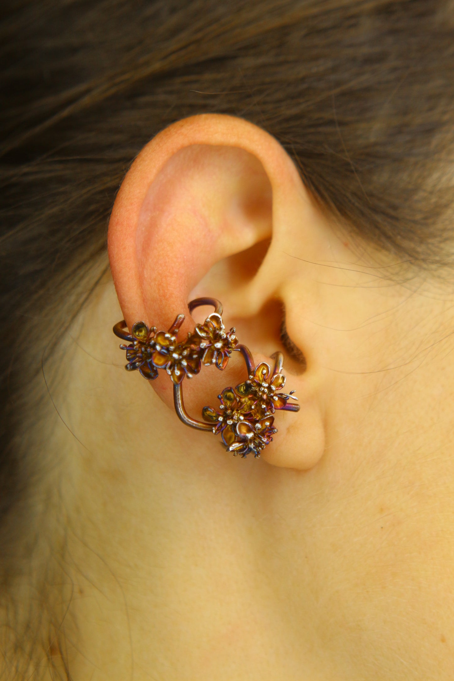 Ear cuff com flores da primavera