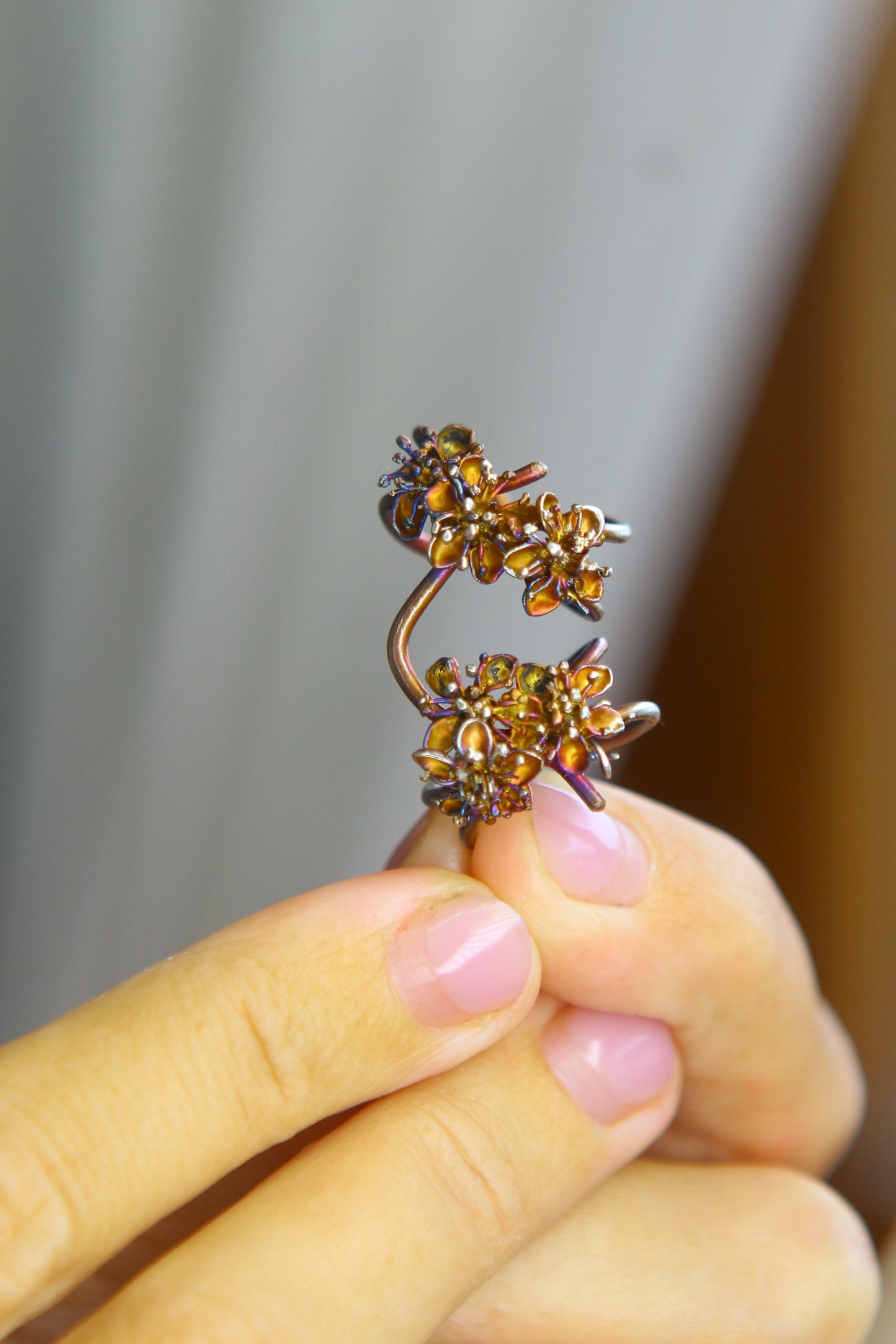 Ear cuff com flores da primavera