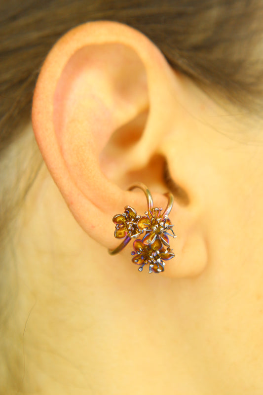 Ear cuff com flores da primavera