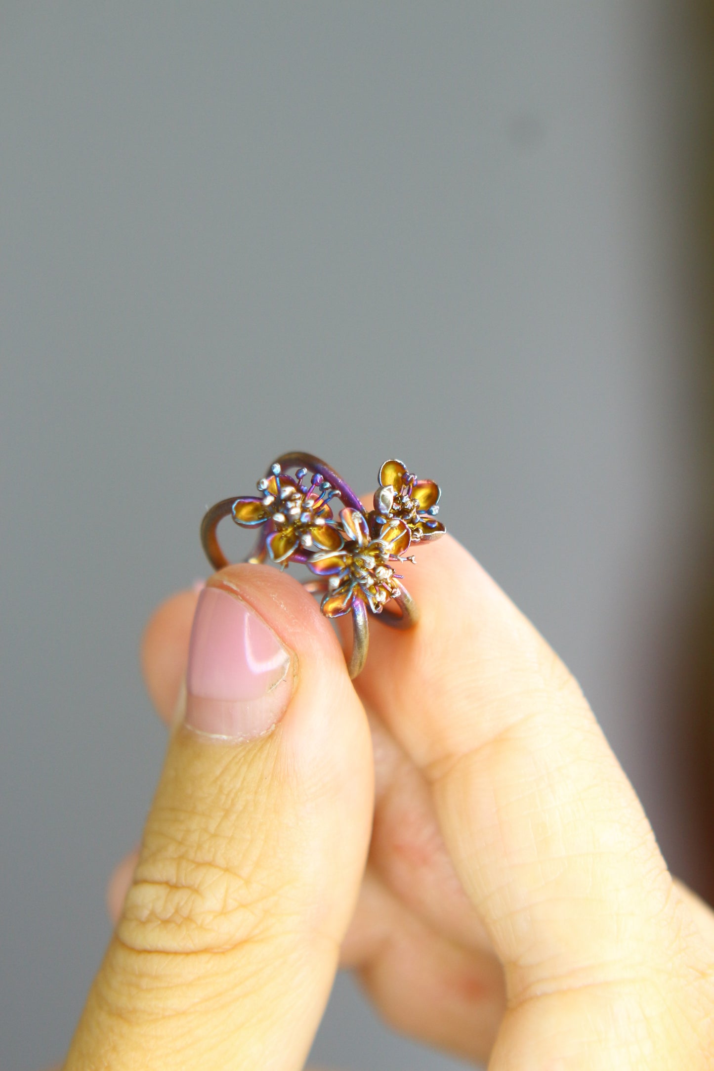 Ear cuff com flores da primavera