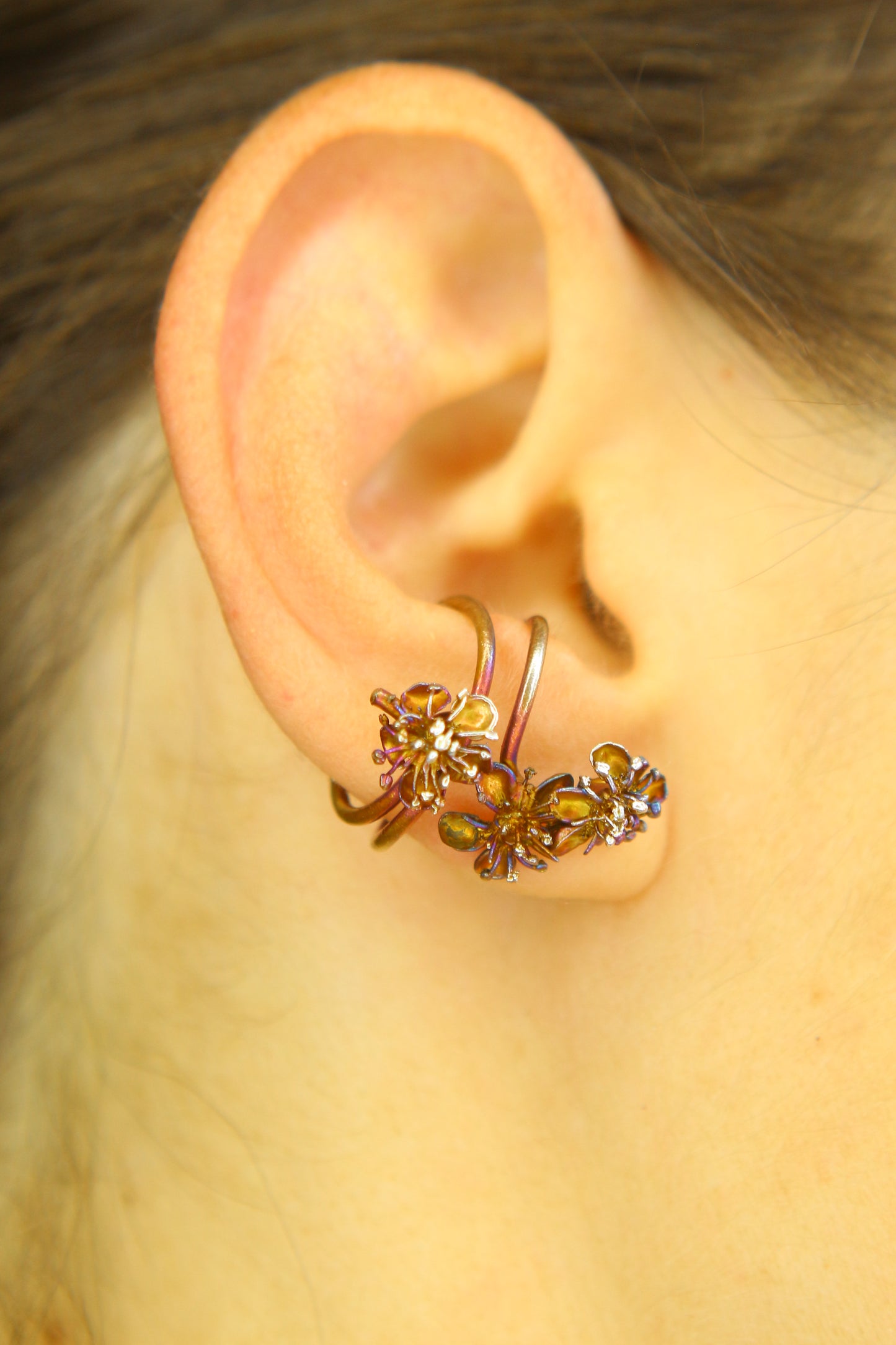 Ear cuff com flores da primavera