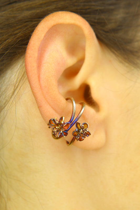 Ear cuff com flores da primavera