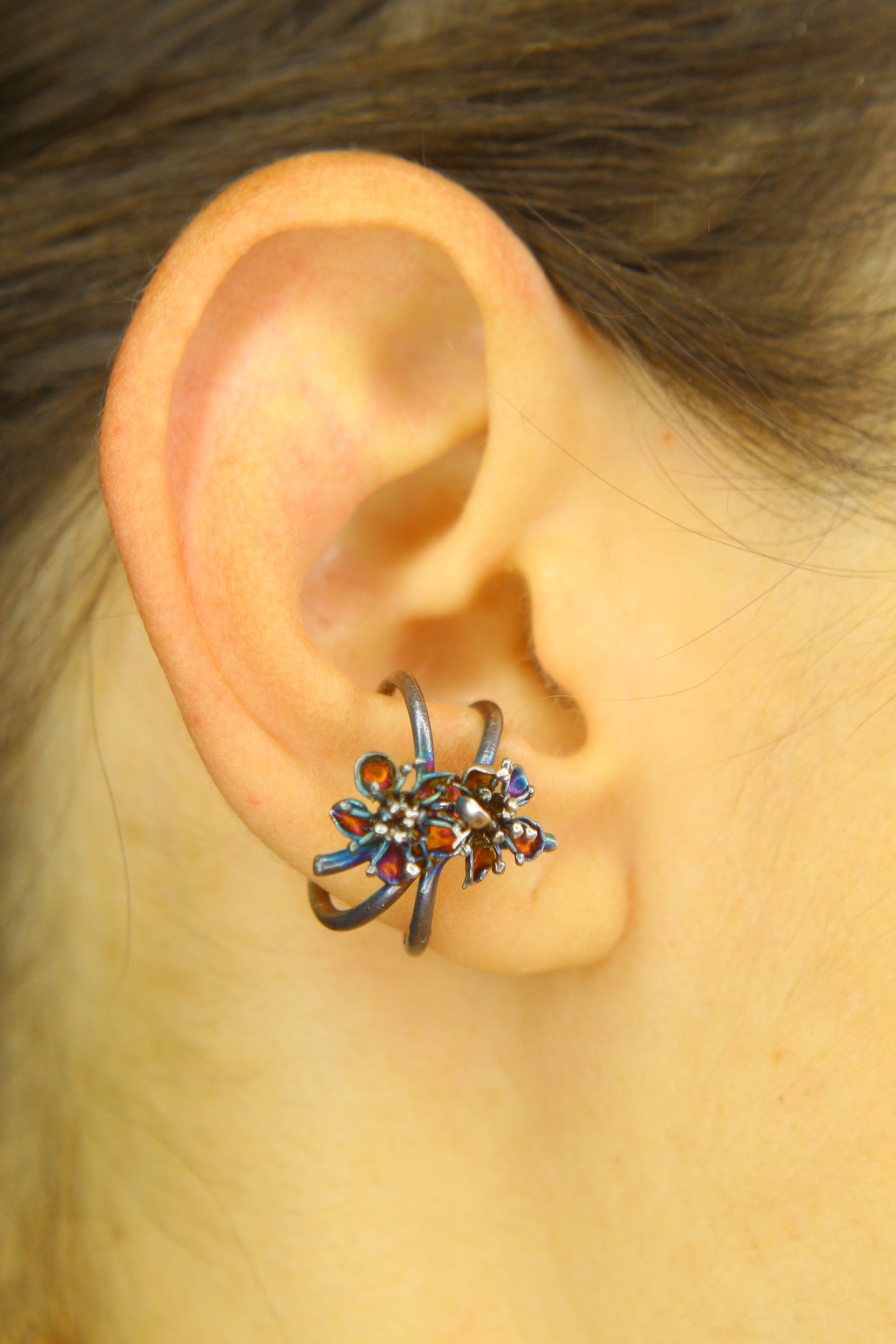 Ear cuff com flores da primavera