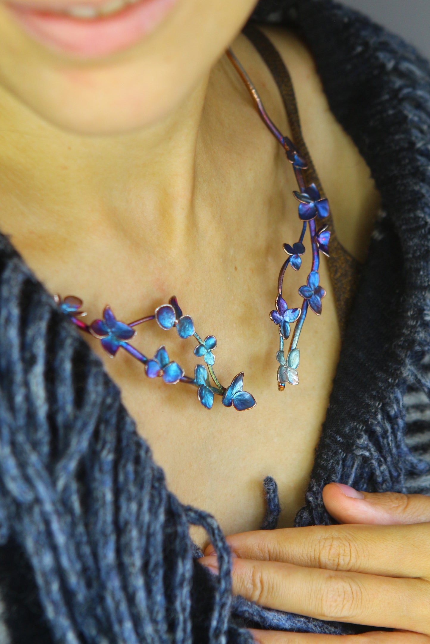 Colar com flores de hortensia