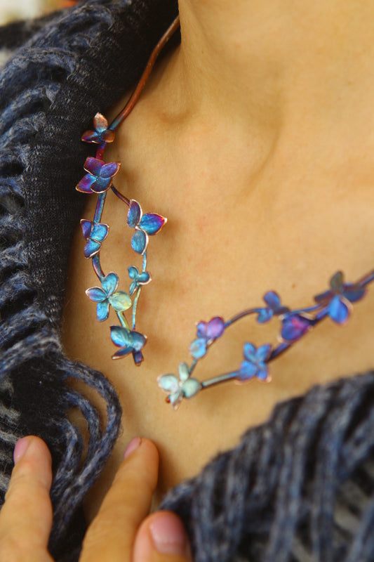 Colar com flores de hortensia