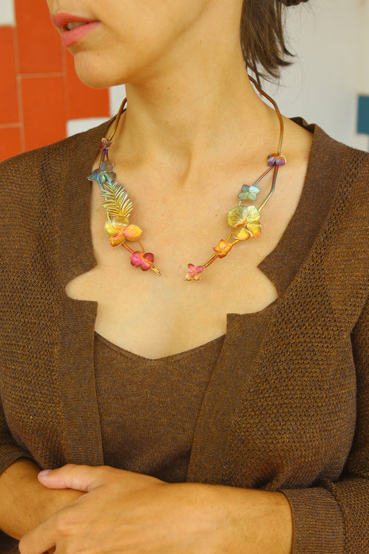 Colar com flores de hortensia