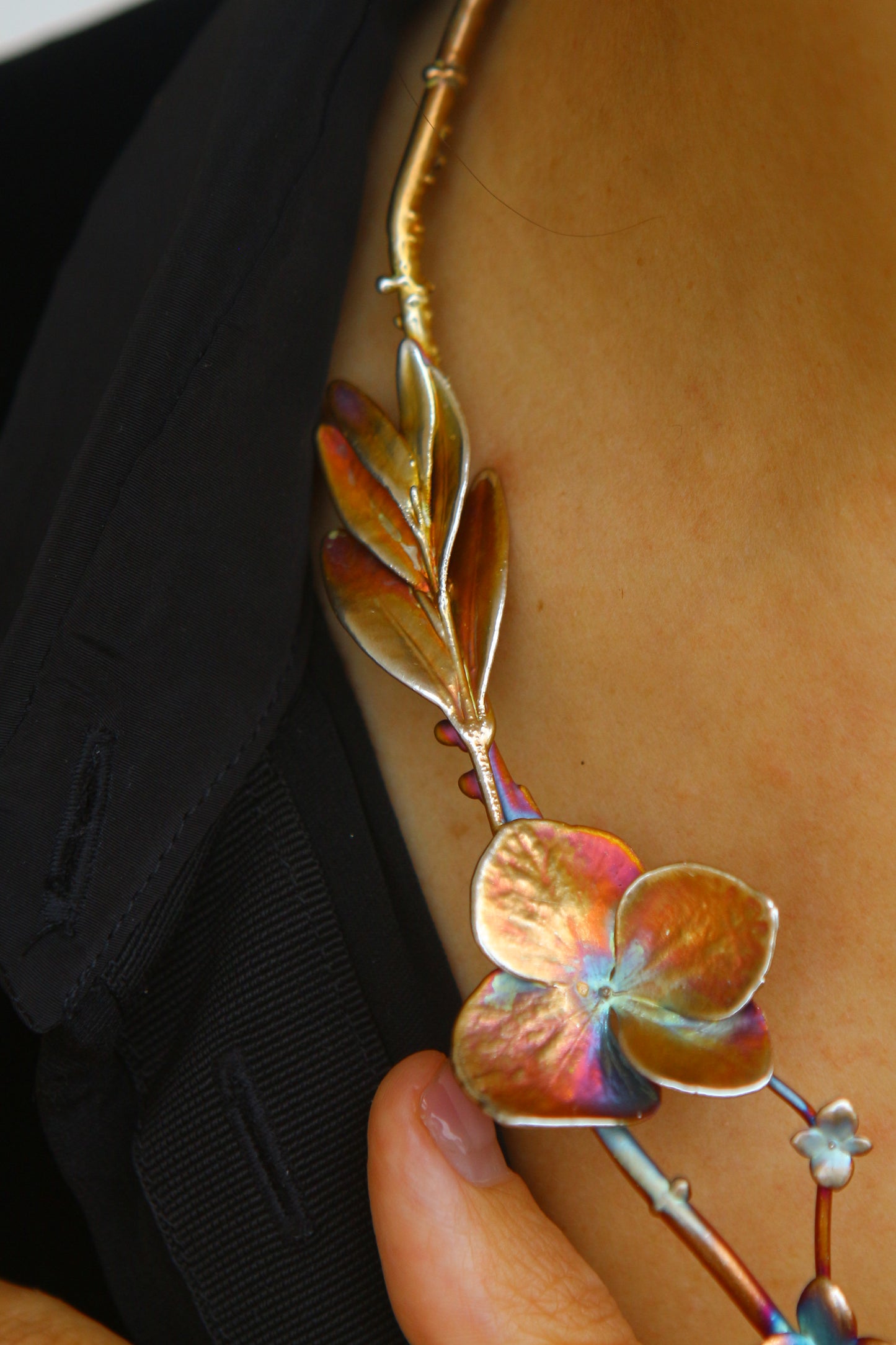 Colar com flores de hortensia