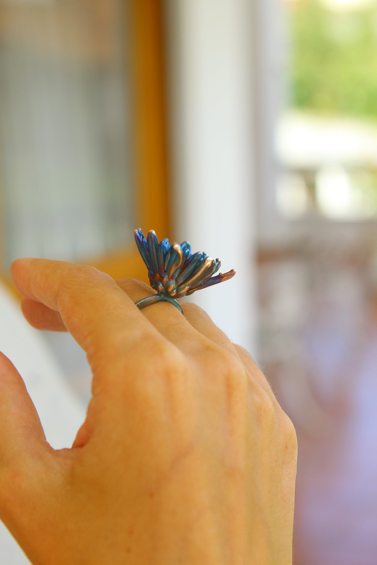 Anel com flor de crisantemo