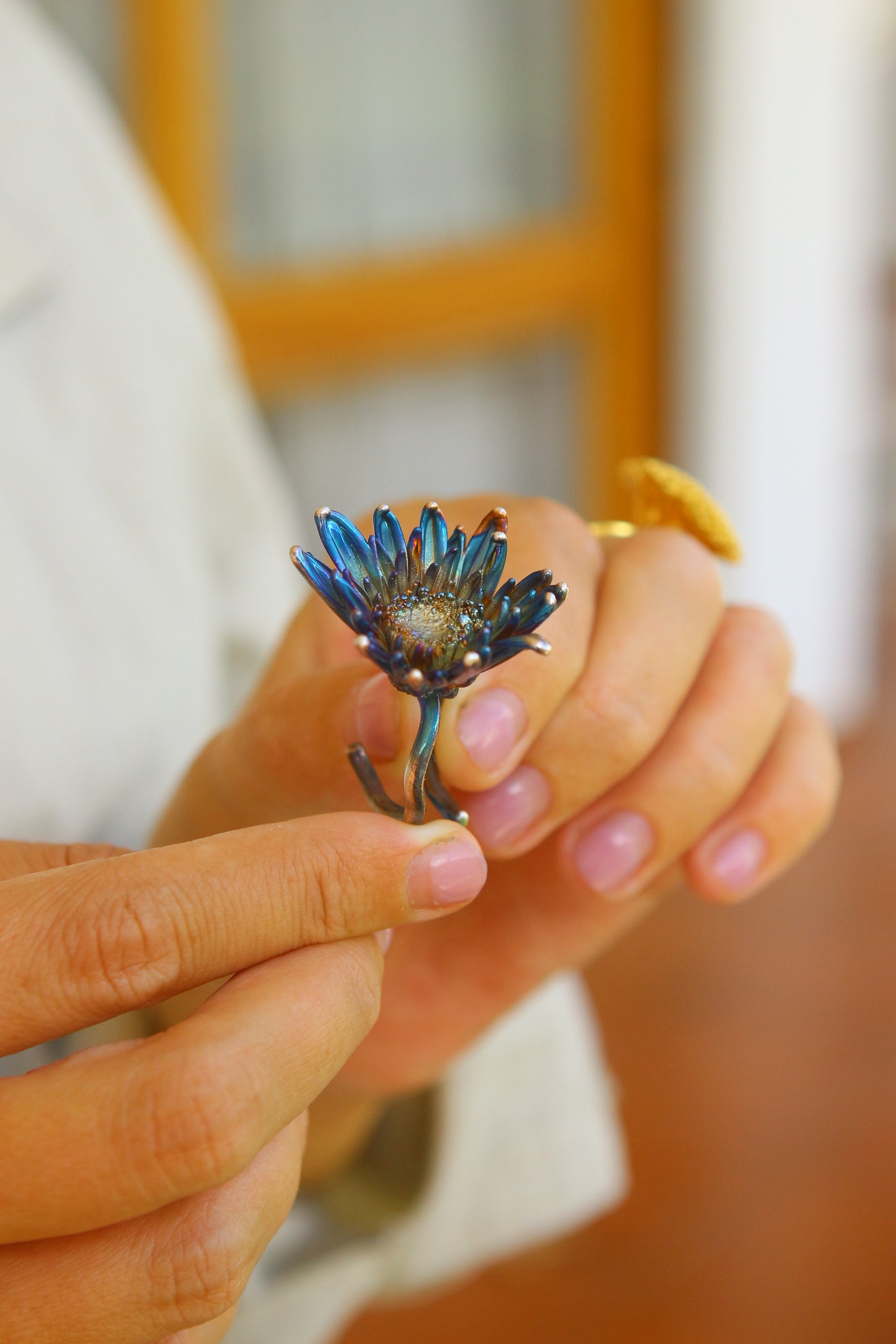 Anel com flor de crisantemo